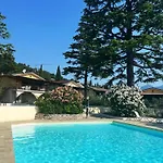 Mezzaluna Diretta A Con Piscina Raffa
