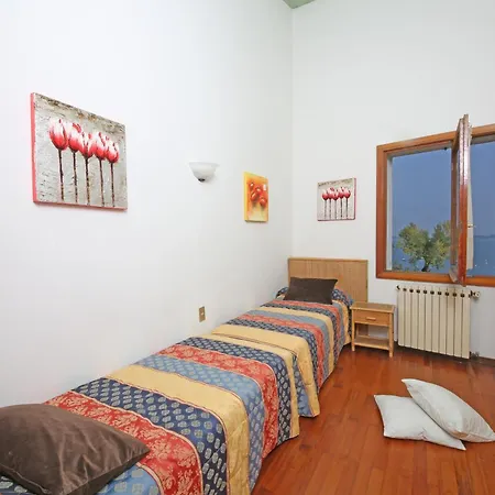 Mezzaluna Diretta A Con Piscina Holiday home Raffa
