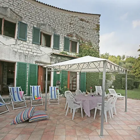 Hébergement de vacances Mezzaluna Diretta A Con Piscina