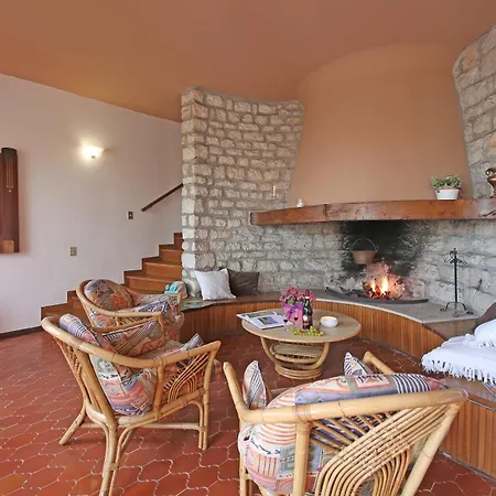 Mezzaluna Diretta A Con Piscina Hébergement de vacances *